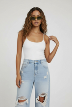 Load image into Gallery viewer, Distressed Jeans